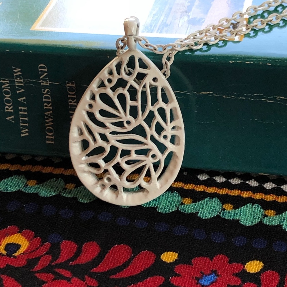 White metal open work pendant necklace - Picture 2 of 5